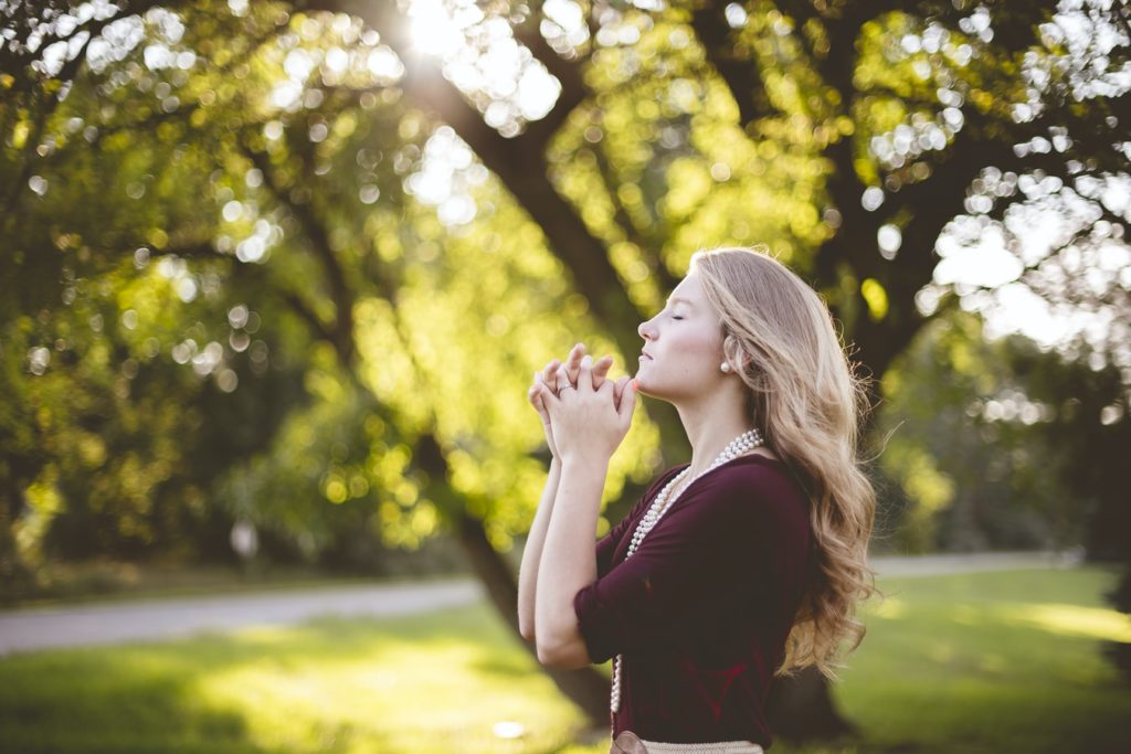 KJF Gebet Frau im Park